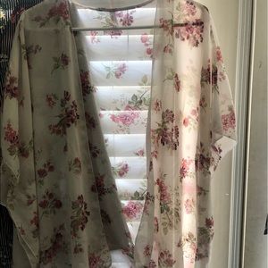 Floral white hi-lo kimono